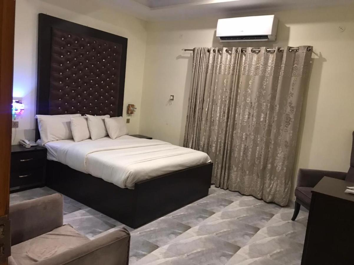 Hotel S.R. Lounge Мултан Екстер'єр фото