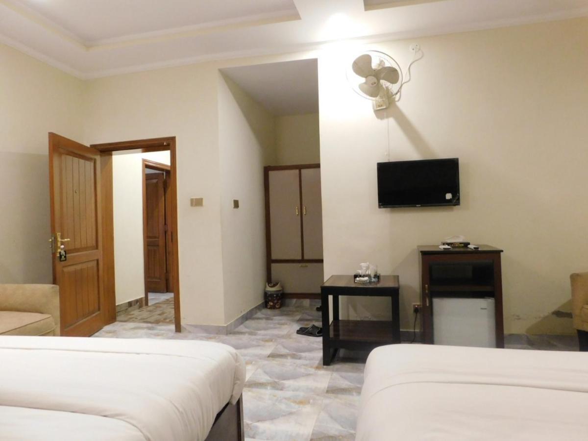 Hotel S.R. Lounge Мултан Екстер'єр фото