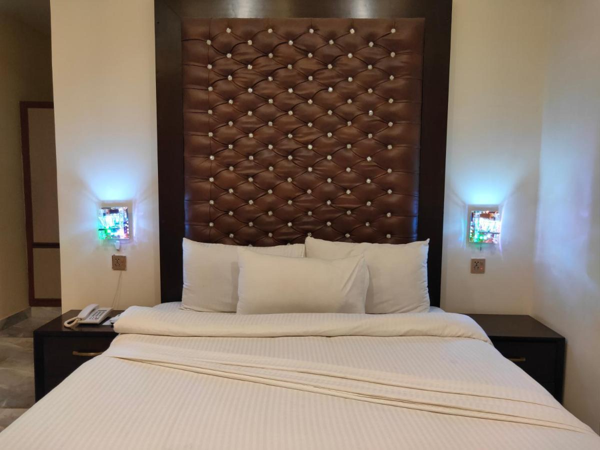 Hotel S.R. Lounge Мултан Екстер'єр фото
